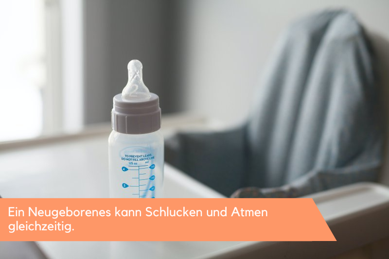 Babyflasche auf dem Tisch