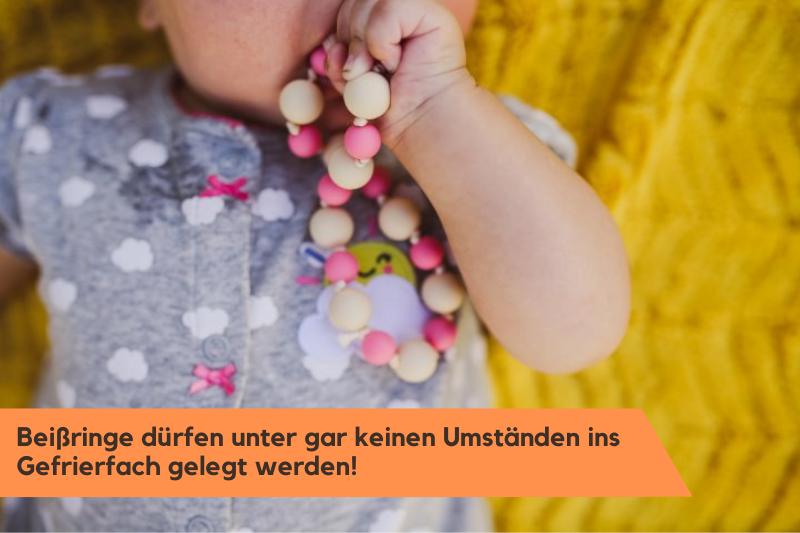 Baby hält einen Beißring