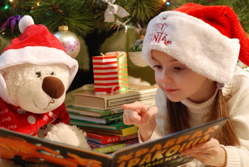 Mädchen und Kuscheltier mit Buch